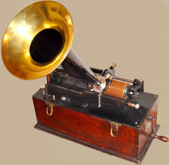 Томас Алва Эдисон получил патент на фонограф