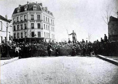 В результате вооруженного восстания парижан и свержения буржуазного правительства была провозглашена Парижская Коммуна