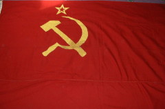 Российский исторический триколор был заменен красным флагом