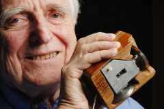 Американец Дуглас Энгелбарт получил премию в размере 10 тысяч долларов за изобретение компьютерной мыши
