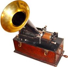 Томас Эдисон впервые публично продемонстрировал изобретённый им фонограф