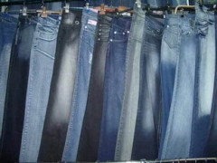 Фирмой «Ливай Стросс энд компани» получена лицензия на единоличное право производства брюк с заклёпками на карманах. И эта дата стала официальным днем рождения джинсов