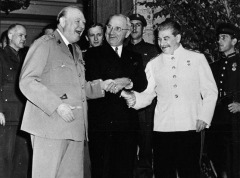 В Потсдаме (пригород Берлина) американский президент Гарри Трумэн информировал главу советского правительства Иосифа Сталина о создании в США нового сверхмощного «супер-оружия».