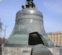 Российская императрица Анна Иоанновна подписала указ об отливке Большого Успенского колокола, впоследствии получившего название Царь-колокол