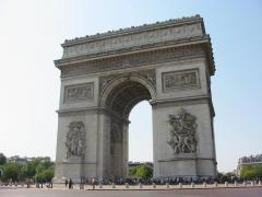 На парижской площади Звезды (ныне Шарля де Голля) была торжественно открыта Триумфальная арка