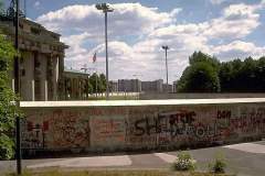 Начато сооружение Берлинской стены