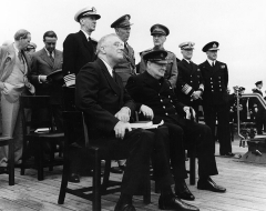 Президент США Франклин Рузвельт и премьер-министр Великобритании Уинстон Черчилль подписали «Атлантическую хартию»