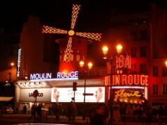 В Париже у подножия Монмартра открылось ночное кабаре «Мулен Руж»