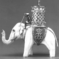 Нильс Бор получил от короля Дании Фредерика IX высшую национальную награду - орден Слона