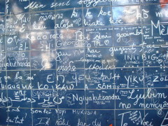 В Париже на знаменитом Монмартре появилась так называемая Стена любви