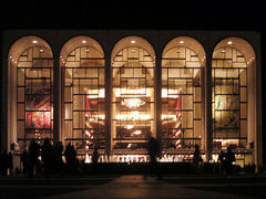 В Нью-Йорке открылась Метрополитен-опера