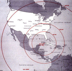 Карибский кризис: президент США Джон Кеннеди выступил с обращением об установлении морской блокады Кубы в ответ на размещение на острове советских ракет среднего радиуса действия