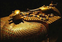 Во время археологических раскопок была найдена мумия знатной молодой женщины, погребенной около 2600 года до нашей эры