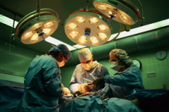 Русский хирург Юрий Вороной провел первую в мире операцию по пересадке почки человеку
